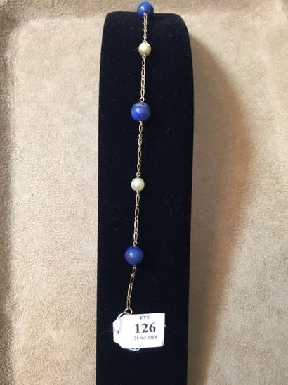 null BRACELET en or (750‰) à décor de perles et perles de lapis lazuli. Fermoir anneau...