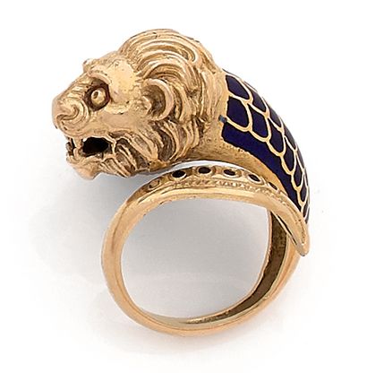 null BAGUE de petit doigt en or (750‰) à décor émaillé de tête de lion stylisée.

Poids...