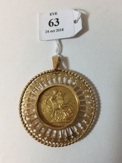 null PENDENTIF en or (750‰) retenant un SOUVERAIN d’or, 1892.

Poids: 14 g. Long :3.7...