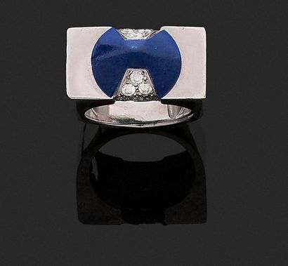 null BAGUE en or gris (750‰), lapis lazuli et pavage de petits diamants taille brillant.

Poids...