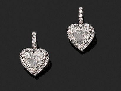 null Paire de BOUCLES D’OREILLES en or gris (750‰) ornée de diamants taille cœur,...