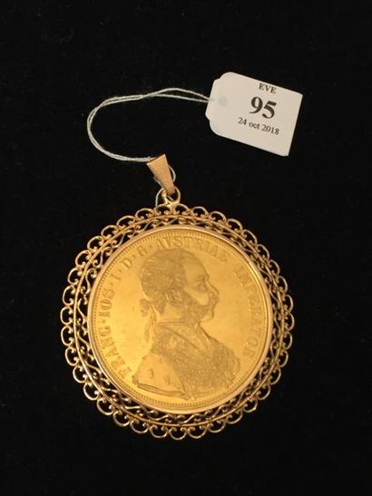 null PENDENTIF en or (750‰) finement ajouré orné d’une pièce de 4 ducats or, 1915.

Poids...