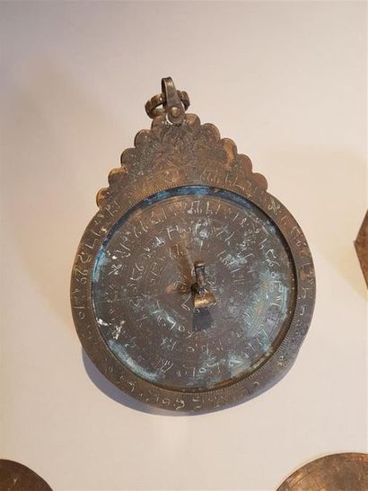 null Ensemble composé d'un ASTROLABE HÉBRAIQUE en bronze avec un décor de signes...