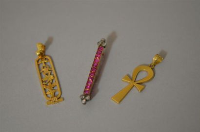 null LOT de deux pendentifs, croix "égyptiennes" et cartouche, vendus avec une broche...