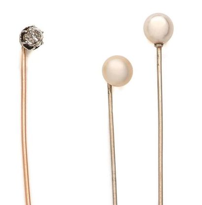 null TROIS EPINGLES DE CRAVATE en or (750‰) terminées : par une perle, par une perle...