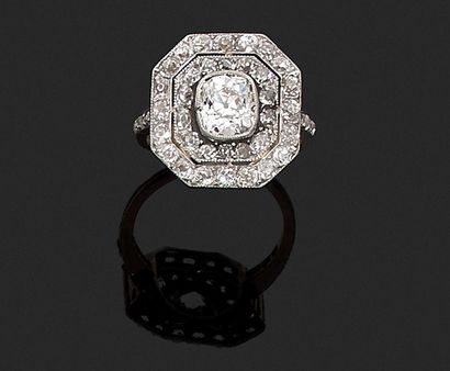 null BAGUE octogonale en or (750‰ ) et platine (850‰), ornée d'un diamant central...