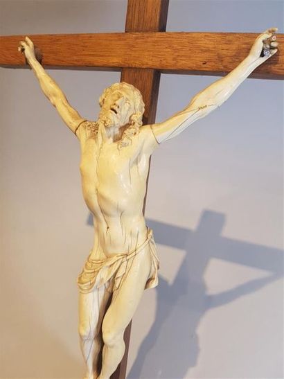 null STATUETTE en ivoire finement sculptée représentant le Christ sur la Croix
Vers...
