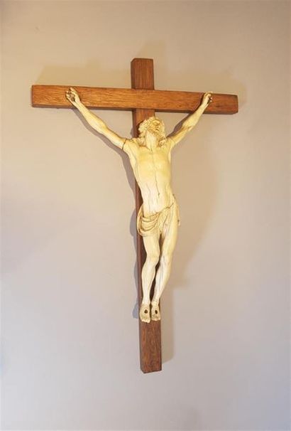 null STATUETTE en ivoire finement sculptée représentant le Christ sur la Croix
Vers...