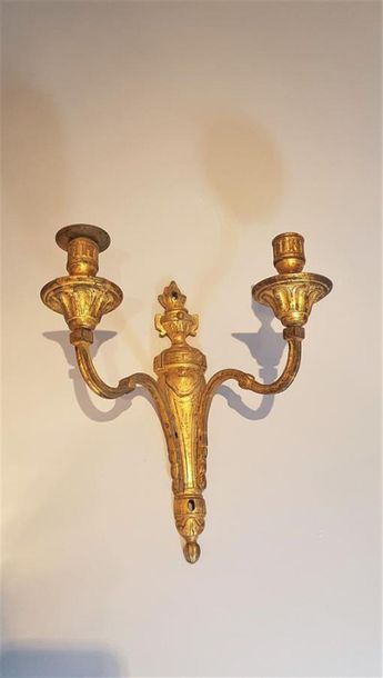 null PAIRE D' APPLIQUES en bronze ciselées et dorées et fûts balustres supportant...