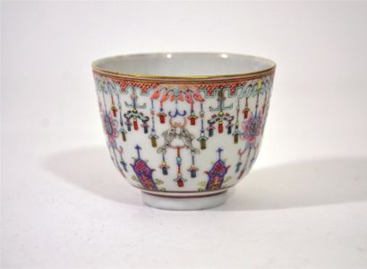 null CHINE 
Petite TASSE en porcelaine émaillée polychrome d'une guirlande de plaques...