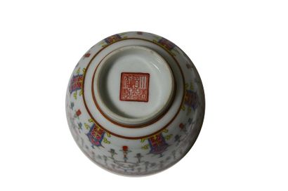 null CHINE 
Petite TASSE en porcelaine émaillée polychrome d'une guirlande de plaques...