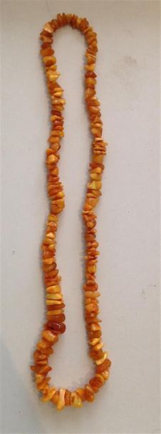  COLLIER composé de perles fantaisie d'ambre poli. Poids brut: 46 g.