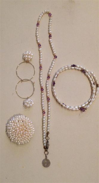  PARURE de perles d'eau douce et perles d'améthystes comprenant un collier, une broche,...