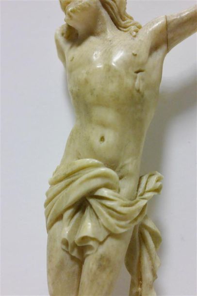  CHRIST en croix en ivoire Hauteur : 15 cm (manque un bras et accident à la main)...