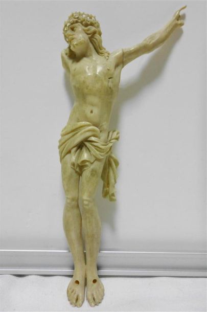  CHRIST en croix en ivoire Hauteur : 15 cm (manque un bras et accident à la main)...