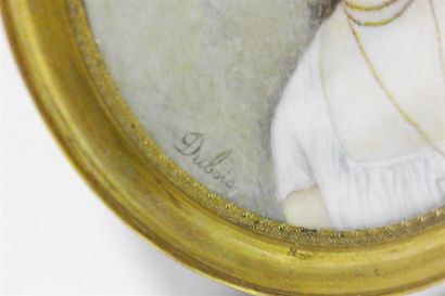 null DUBOIS 
Portrait de femme au décolleté et bijoux 
Miniature ronde signée en...