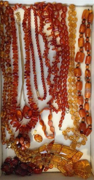  LOT de bijoux (colliers, bracelets, broches...) en ambre ou copale.