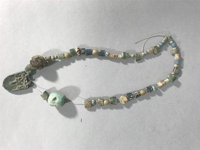  Lot de BIJOUX : quatre COLLIERS et un BRACELET composé de perles en verre et céramique...