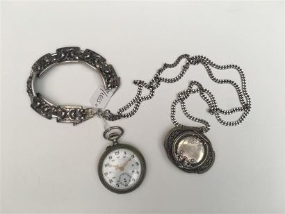  LOT DE 3 BIJOUX en métal et argent (800) comprenant: un bracelet à mailles articulées...