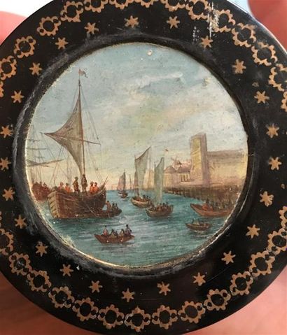 null BOITE ronde en écaille brune à décor miniature d'un paysage maritime sur papier
XVIIIème...
