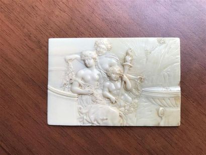 null Deux déesses et amour au flambeau, probablement Vénus
Plaque en ivoire sculptée...