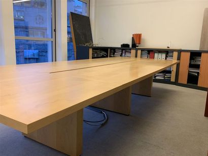 Grande TABLE de réunion en placage de bois...