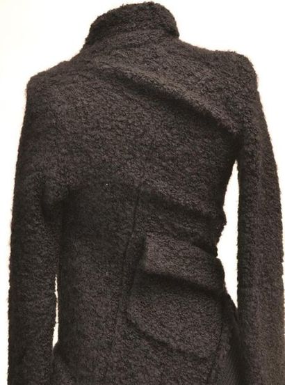 null COMME DES GARCONS : Long pull noire en laine bouclée, à boutonnage assymétrique....