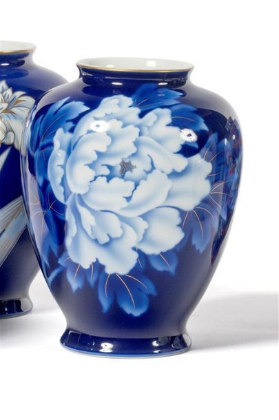 VASE ovoïde en porcelaine à décor gros bleu...