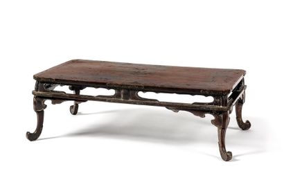 null Petite TABLE autel (Shoku) rectangulaire en bois laqué brun et noir posée sur...