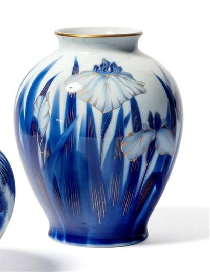 null VASE ovoïde en porcelaine à décor d'une frise d'iris, bleu sur fond blanc, rehaut...