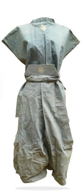 null KIMONO en tissu bleu clair avec mon du clan Asano.
Japon Époque Meiji (1868...