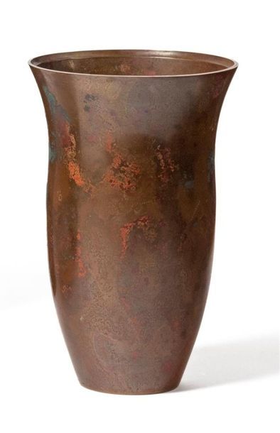 null VASE de forme évasée étranglée en bronze patiné brun à oxydation. Il porte un...