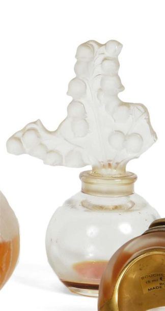 null LALIQUE - modèle Clairefontaine
FLACON à parfum sphérique en verre moulé sablé,...