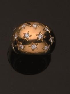 null Patrice FABRE attribué à,
BAGUE « boule » en or jaune 750 MM, parsemée de diamants...