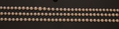 null LOT : deux colliers de perles de culture et sachet de perles de corail « peau...