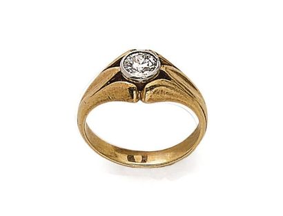 null BAGUE solitaire en or (750) ornée d'un diamant rond brillant en serti clos,...