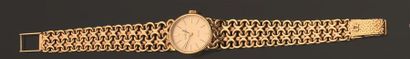 null OMEGA. de ville. Bracelet montre de dame en or jaune 750MM, lunette ovale, fond...