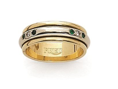 null FRED
BAGUE deux ors (750) avec un anneau mobile ornée de petits diamants taille...