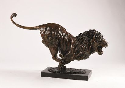 null José Maria DAVID (1944-2015)
Lion en chasse
Epreuve en bronze à patine brune....