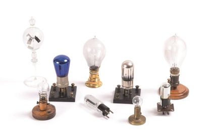 null Lot de cinq ampoules:
Lot composé d'ampoules, dont une bleue et une grise, d'une...