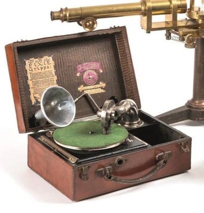 null Phonographe portable à disques
Phonographe de la marque Pérophone à Londres,...