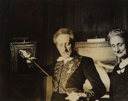  Jean Cocteau en tenue d'académicien
Tirage argentique, 22,5x28,5 cm. Provenance... Gazette Drouot