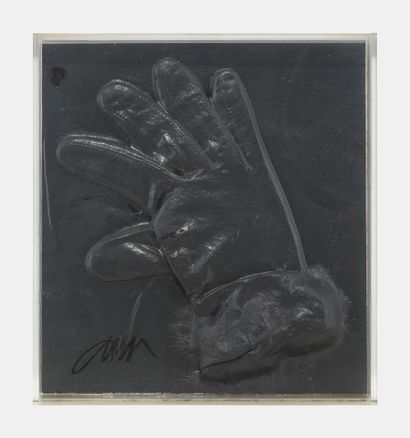  Arman 
Gant noir, sous plexiglas, 
signé, 25x23 cm Gazette Drouot