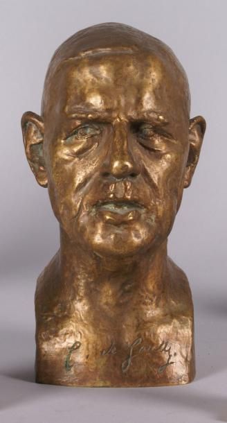 null L'appel du 18 juin 1940, le Général Charles de Gaulle » Portrait en bronze à...