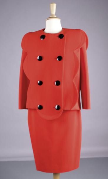 Pierre CARDIN Haute Couture TAILLEUR rouge en ottoman, boutons noirs. Taille: 38-40...