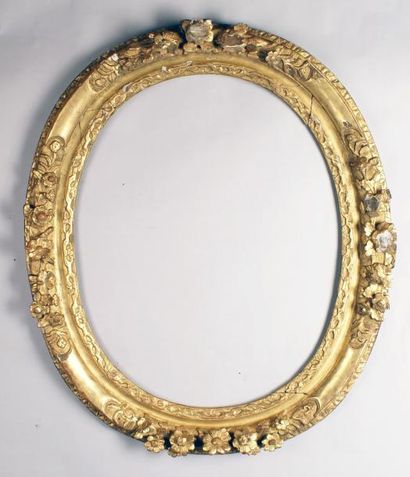 null CADRE en bois doré et sculpté de forme ovale d'époque Louis XVI à décor de fleurettes...