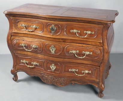 null COMMODE galbée en merisier, d'époque Louis XV, mouluré et sculpté ouvrant à...