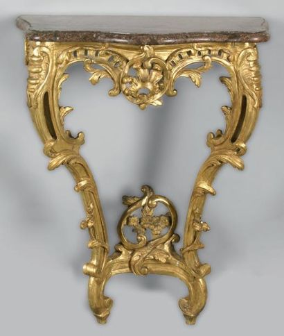 null PETITE CONSOLE d'époque Louis XV en bois doré mouluré et sculpté de motifs rocailles...