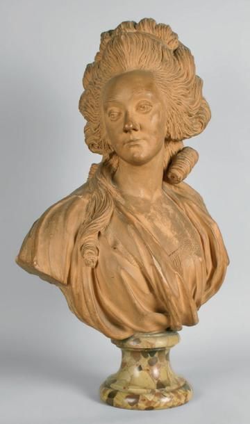 ÉCOLE FRANÇAISE Portrait de femme en buste Terre cuite. Piédouche en marbre brèche...