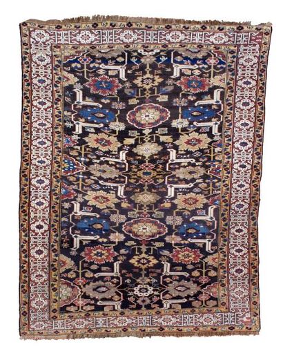 null Exceptionnel et rare tapis KOUBA (CAUCASE) à décor de pinces de crabe et de...